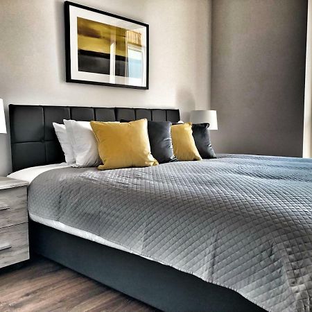Luxury 2 Bed 2 Bath Apartment 18 Mins From Central London - Sleeps 6 วัตฟอร์ด ภายนอก รูปภาพ