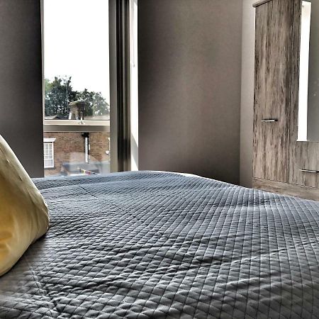 Luxury 2 Bed 2 Bath Apartment 18 Mins From Central London - Sleeps 6 วัตฟอร์ด ภายนอก รูปภาพ