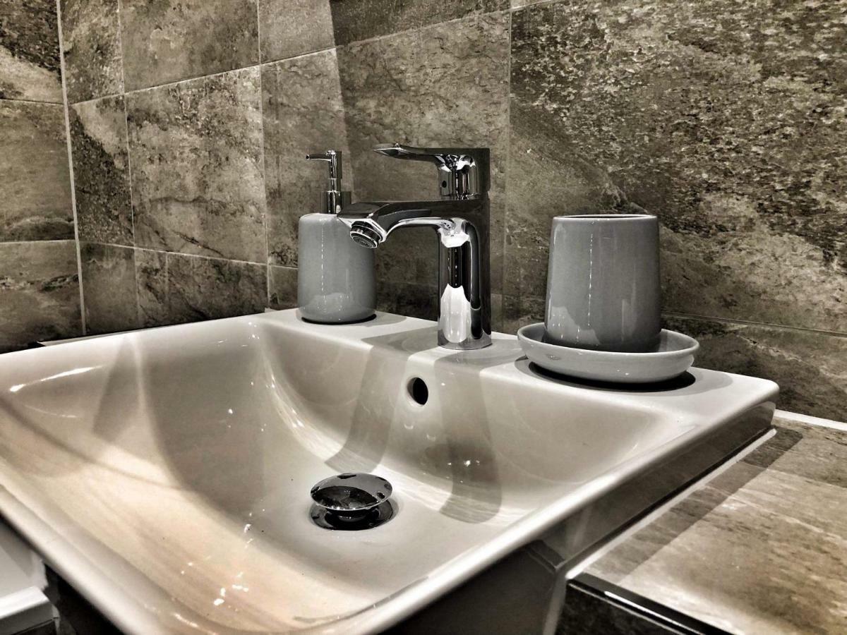 Luxury 2 Bed 2 Bath Apartment 18 Mins From Central London - Sleeps 6 วัตฟอร์ด ภายนอก รูปภาพ