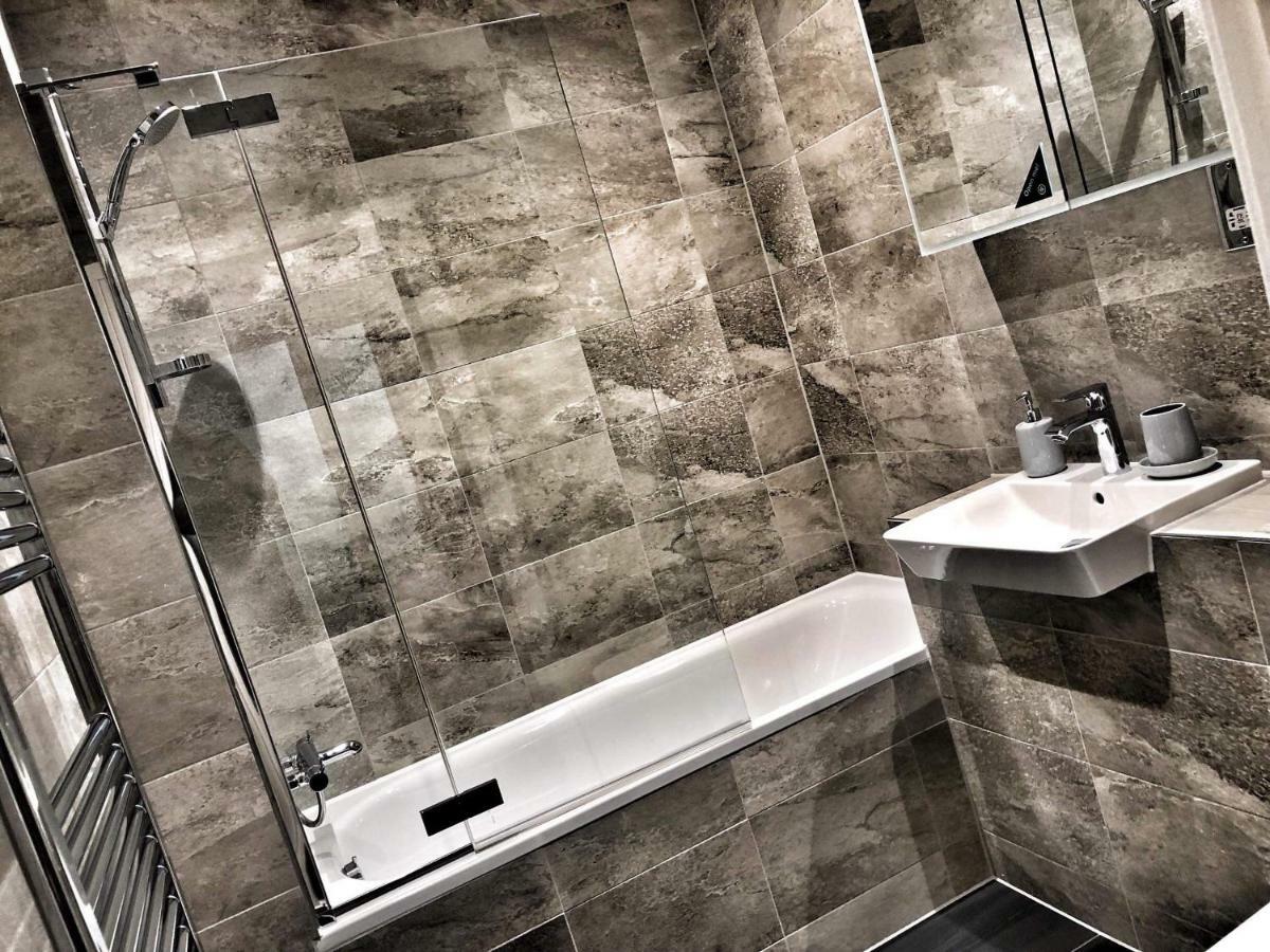 Luxury 2 Bed 2 Bath Apartment 18 Mins From Central London - Sleeps 6 วัตฟอร์ด ภายนอก รูปภาพ