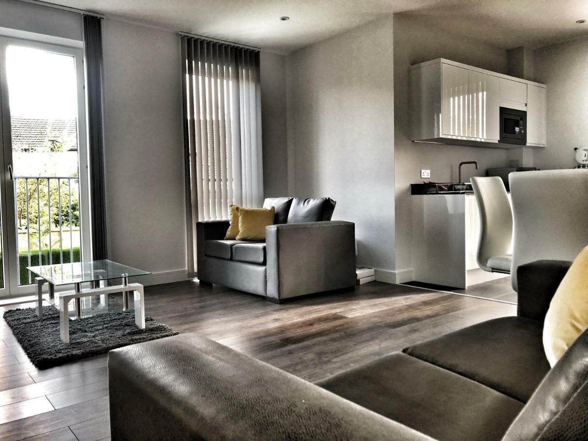 Luxury 2 Bed 2 Bath Apartment 18 Mins From Central London - Sleeps 6 วัตฟอร์ด ภายนอก รูปภาพ