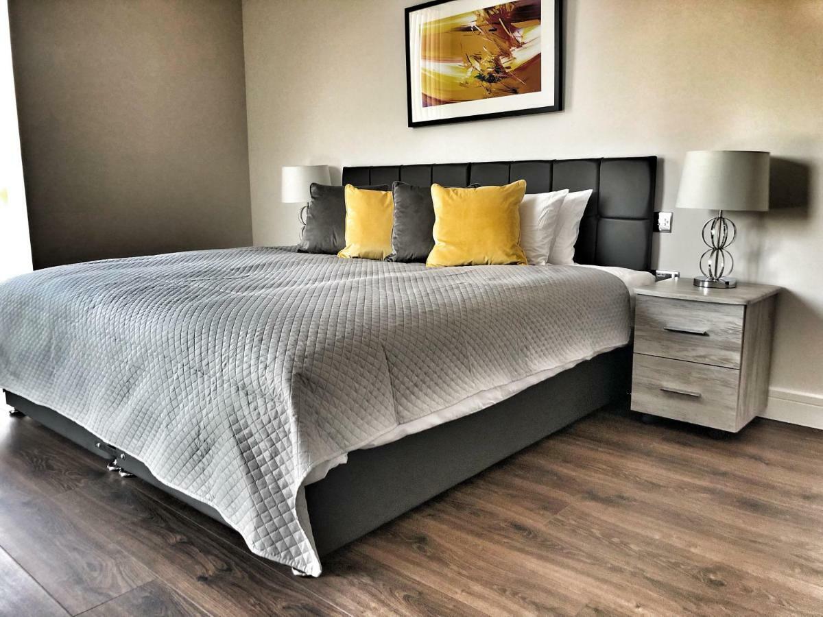 Luxury 2 Bed 2 Bath Apartment 18 Mins From Central London - Sleeps 6 วัตฟอร์ด ภายนอก รูปภาพ
