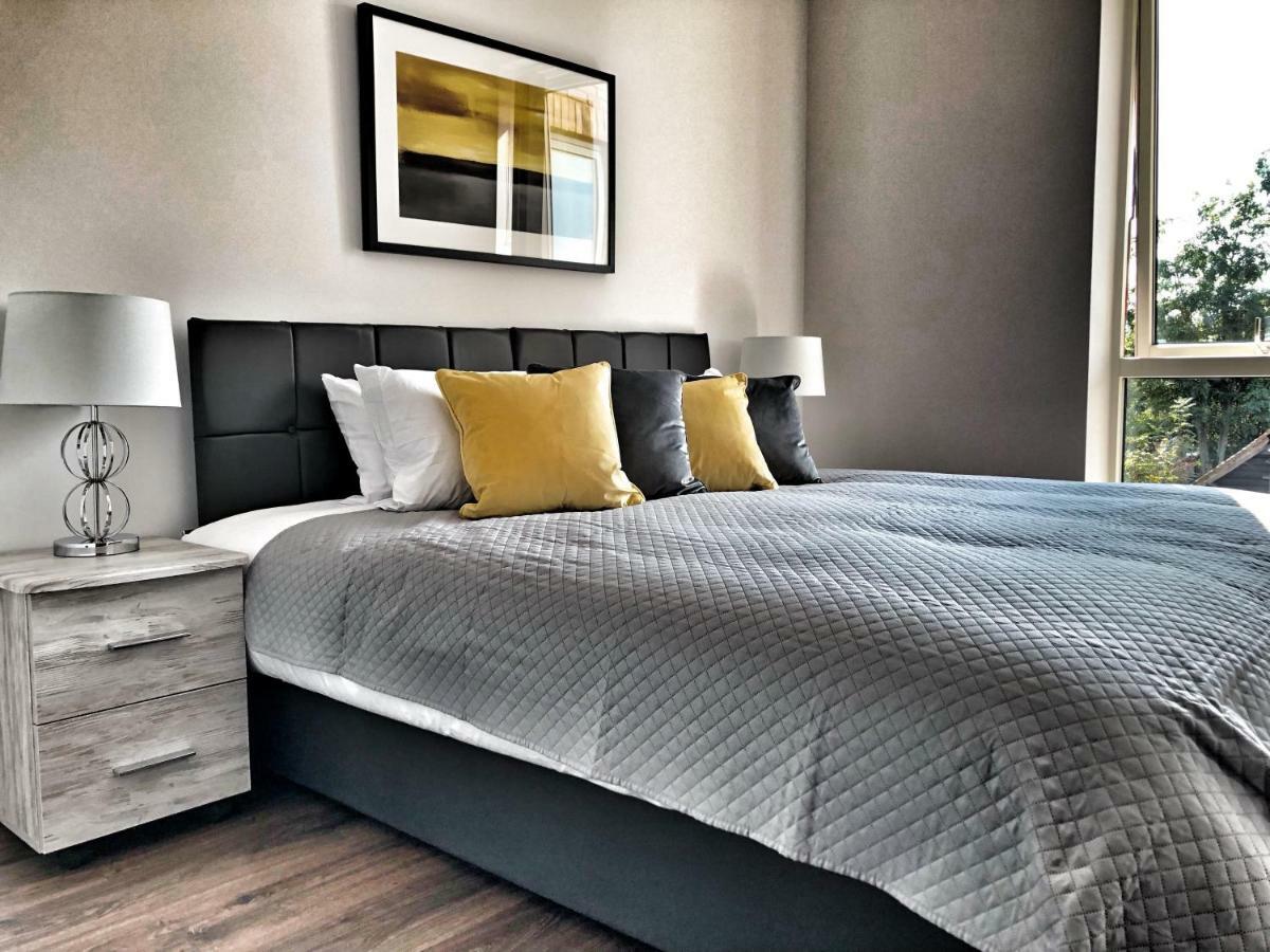 Luxury 2 Bed 2 Bath Apartment 18 Mins From Central London - Sleeps 6 วัตฟอร์ด ภายนอก รูปภาพ