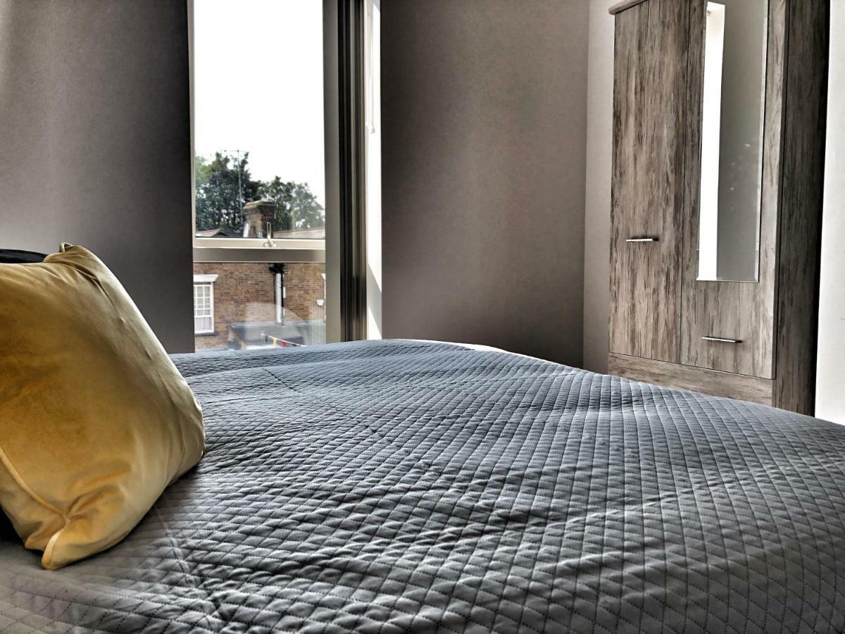 Luxury 2 Bed 2 Bath Apartment 18 Mins From Central London - Sleeps 6 วัตฟอร์ด ภายนอก รูปภาพ
