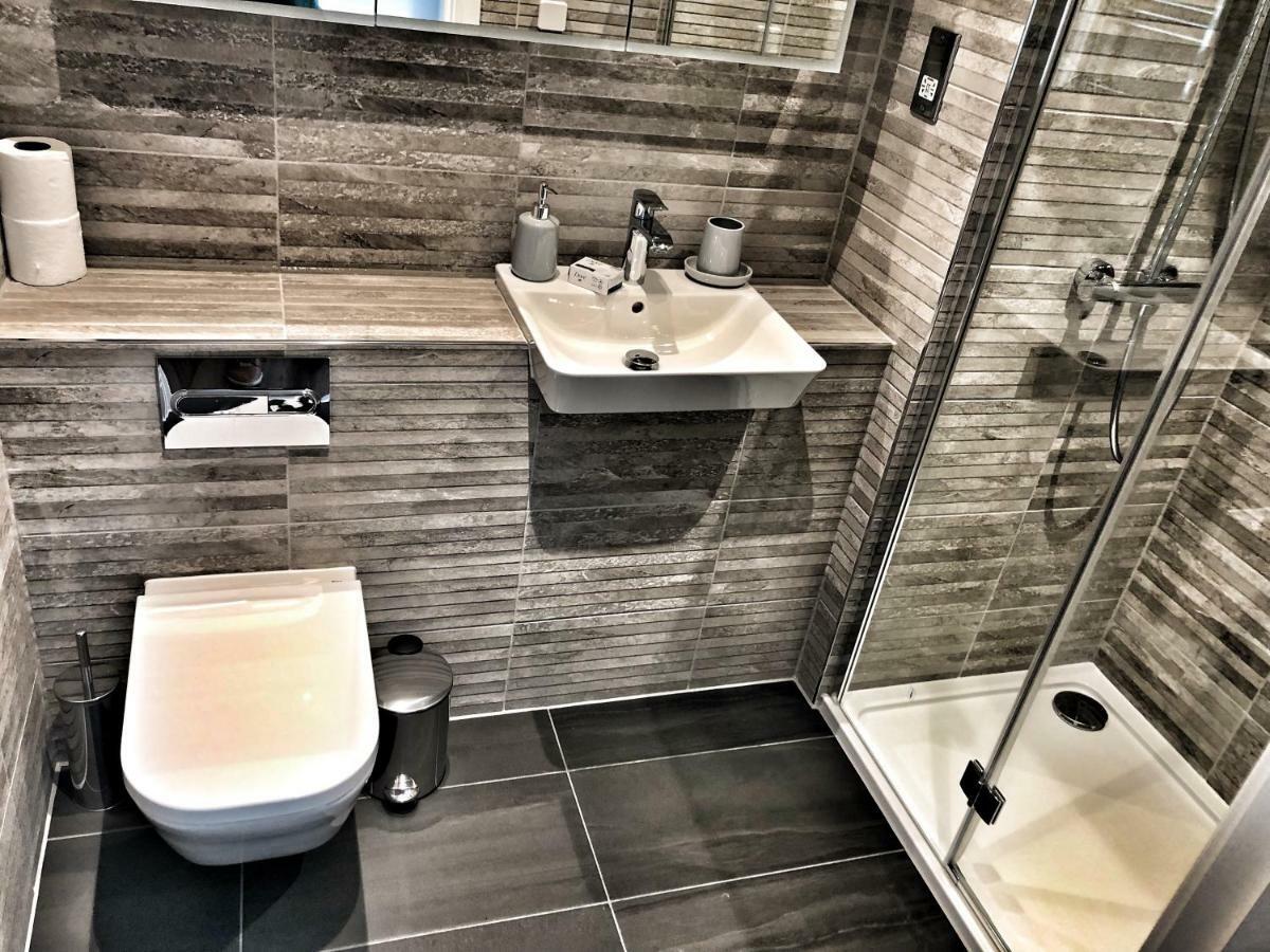 Luxury 2 Bed 2 Bath Apartment 18 Mins From Central London - Sleeps 6 วัตฟอร์ด ภายนอก รูปภาพ