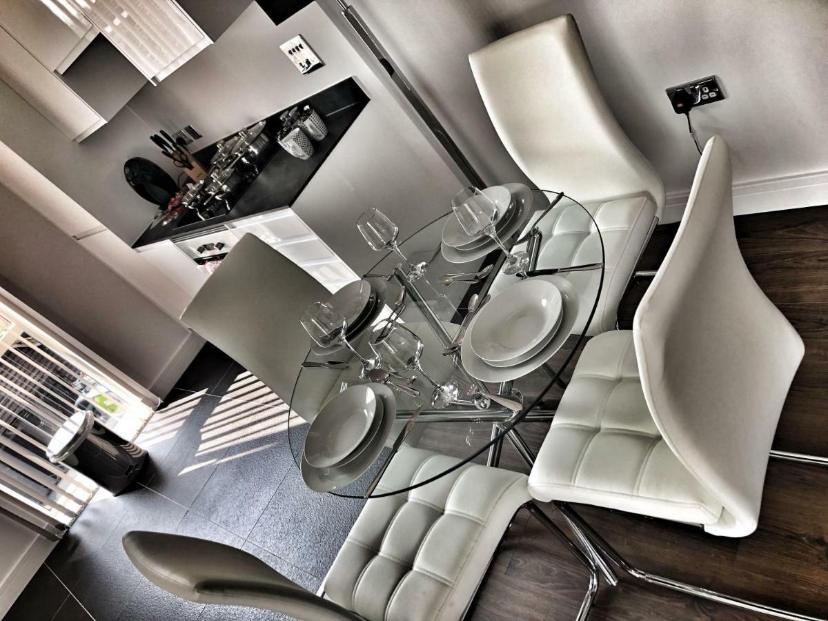 Luxury 2 Bed 2 Bath Apartment 18 Mins From Central London - Sleeps 6 วัตฟอร์ด ภายนอก รูปภาพ